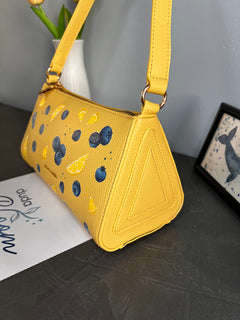 Borsa a tracolla dipinta a mano con limoni, Pierre Cardin gialla, vista frontale
