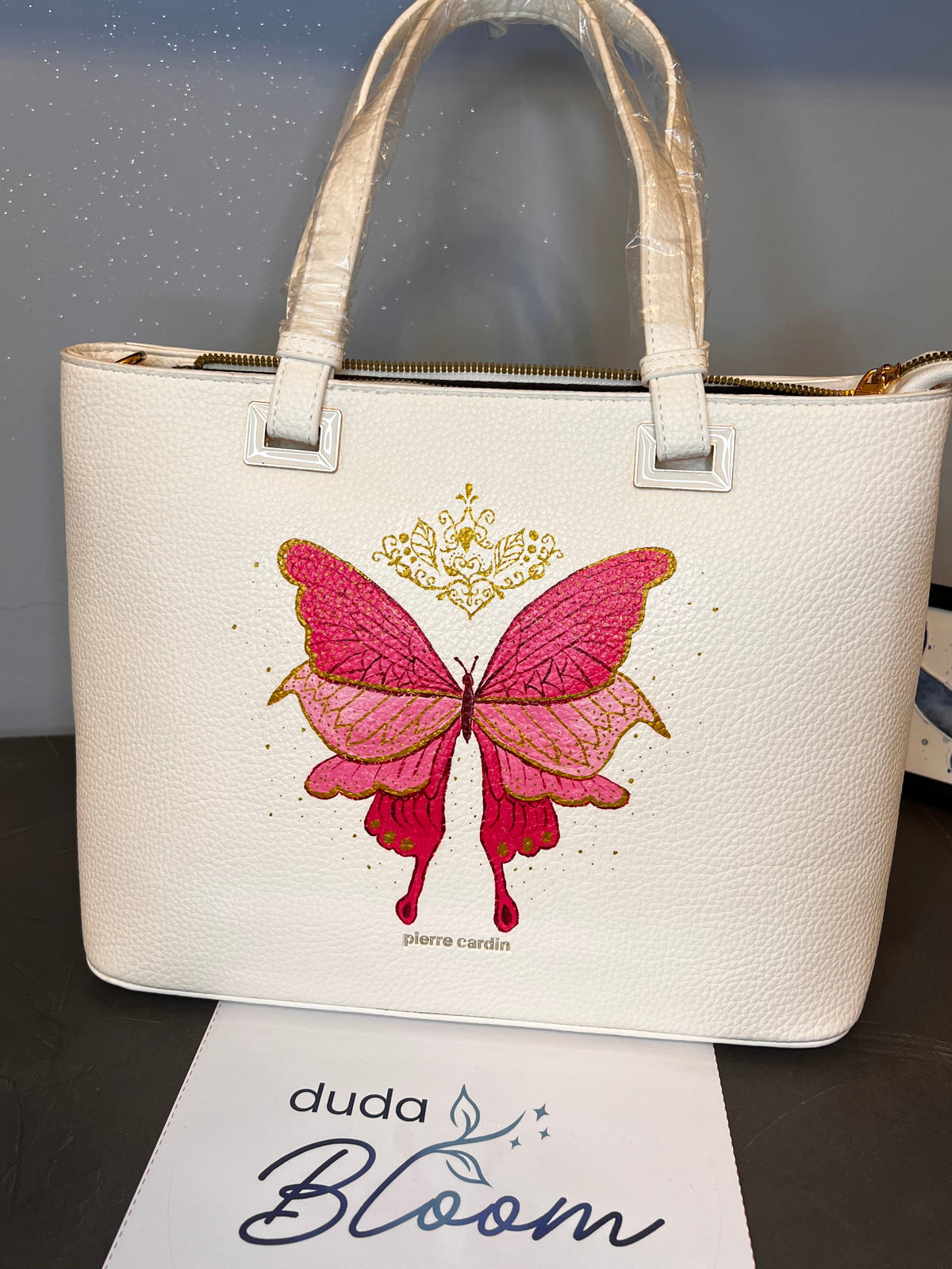 Borsa a tracolla dipinta a mano con farfalla rosa, Pierre Cardin bianca, vista frontale
