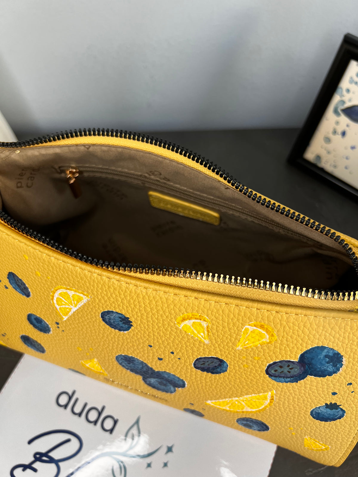 Borsa a tracolla dipinta a mano con limoni, Pierre Cardin gialla, vista posteriore