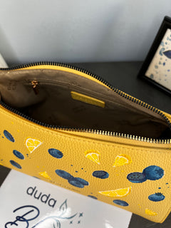 Borsa a tracolla dipinta a mano con limoni, Pierre Cardin gialla, vista posteriore