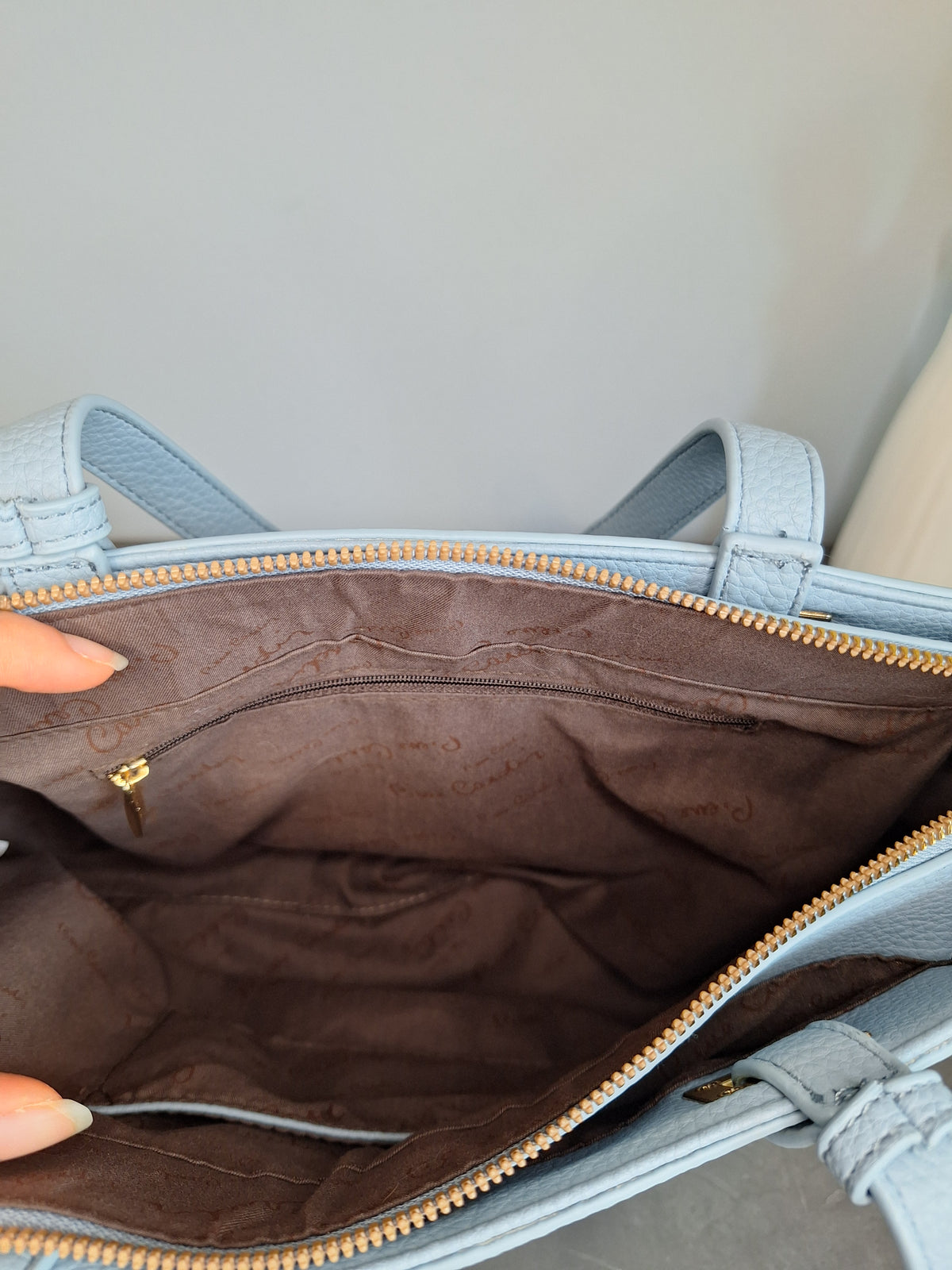 Borsa a tracolla Pierre Cardin azzurra, dettaglio della chiusura