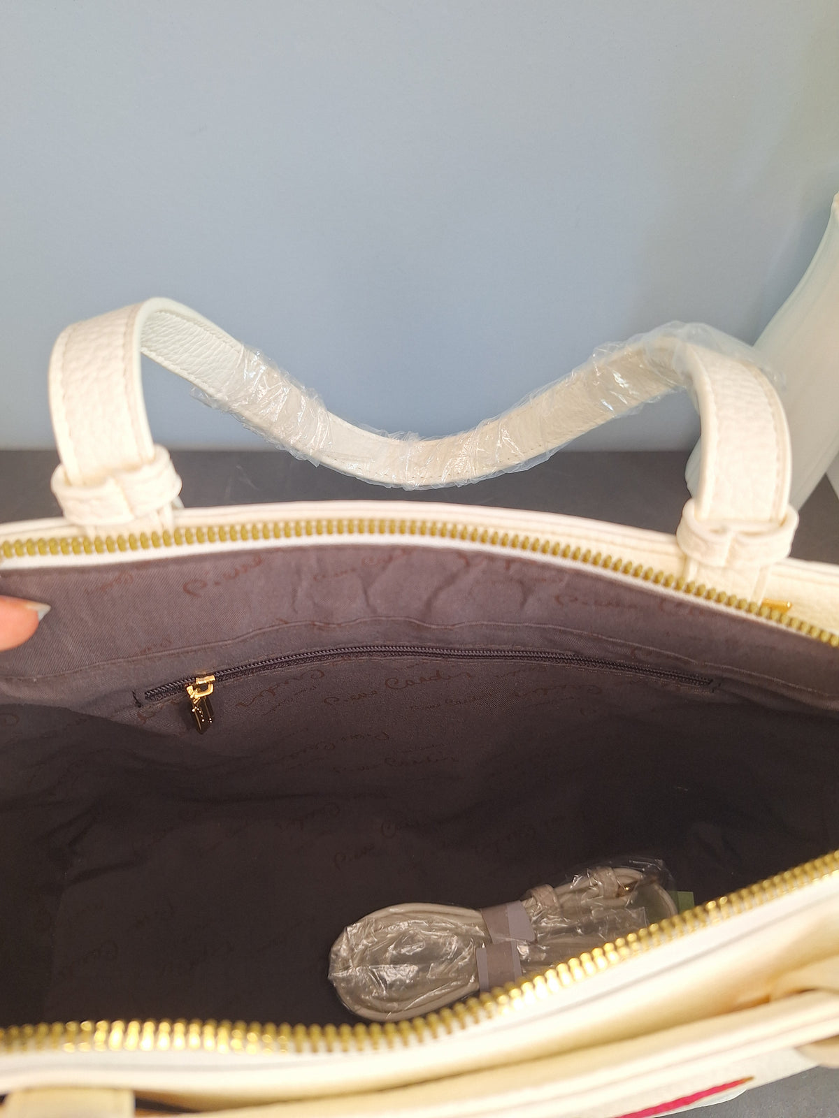 Borsa a tracolla dipinta a mano con farfalla rosa, Pierre Cardin bianca, dettaglio della tracolla