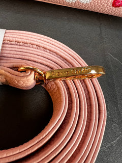 Borsa a tracolla dipinta a mano con fragole, Pierre Cardin rosa, vista posteriore