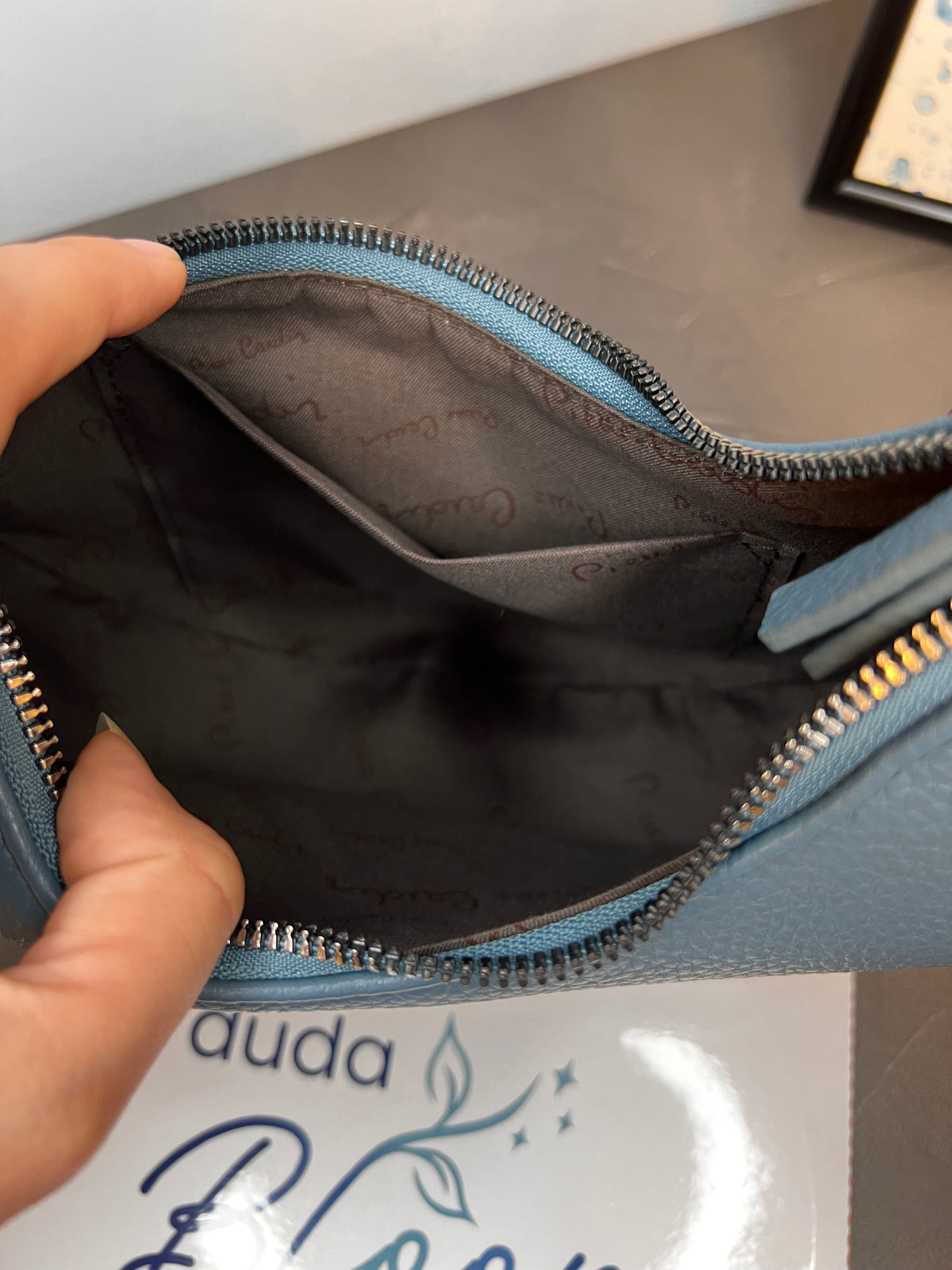 Borsa mezzaluna Pierre Cardin blu jeans, dettaglio del logo