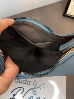 Borsa mezzaluna Pierre Cardin blu jeans, dettaglio del logo
